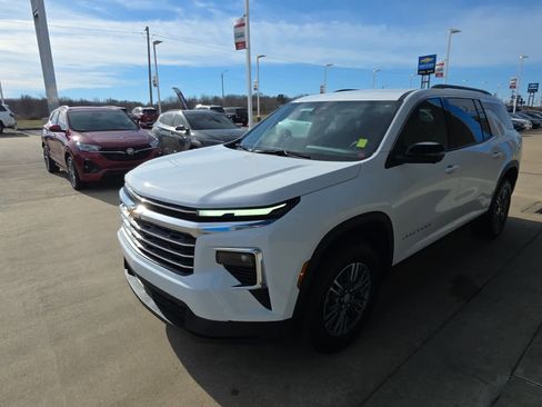 Used 2025 Chevrolet Traverse LT w/ Driver Confidence Package image 4