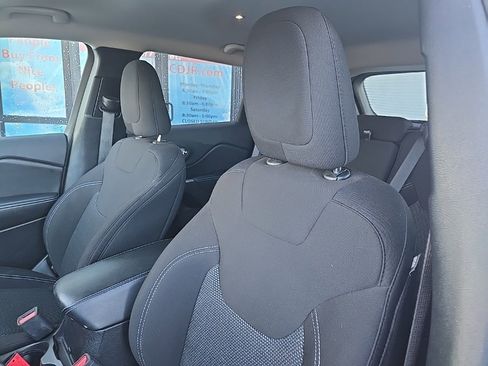 Used 2021 Jeep Cherokee Latitude image 32