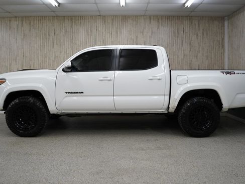 Used 2018 Toyota Tacoma TRD Sport image 5
