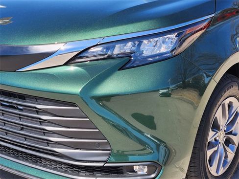 New 2026 Toyota Sienna XLE image 6