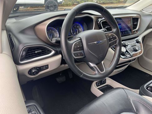 Used 2017 Chrysler Pacifica Touring-L image 2