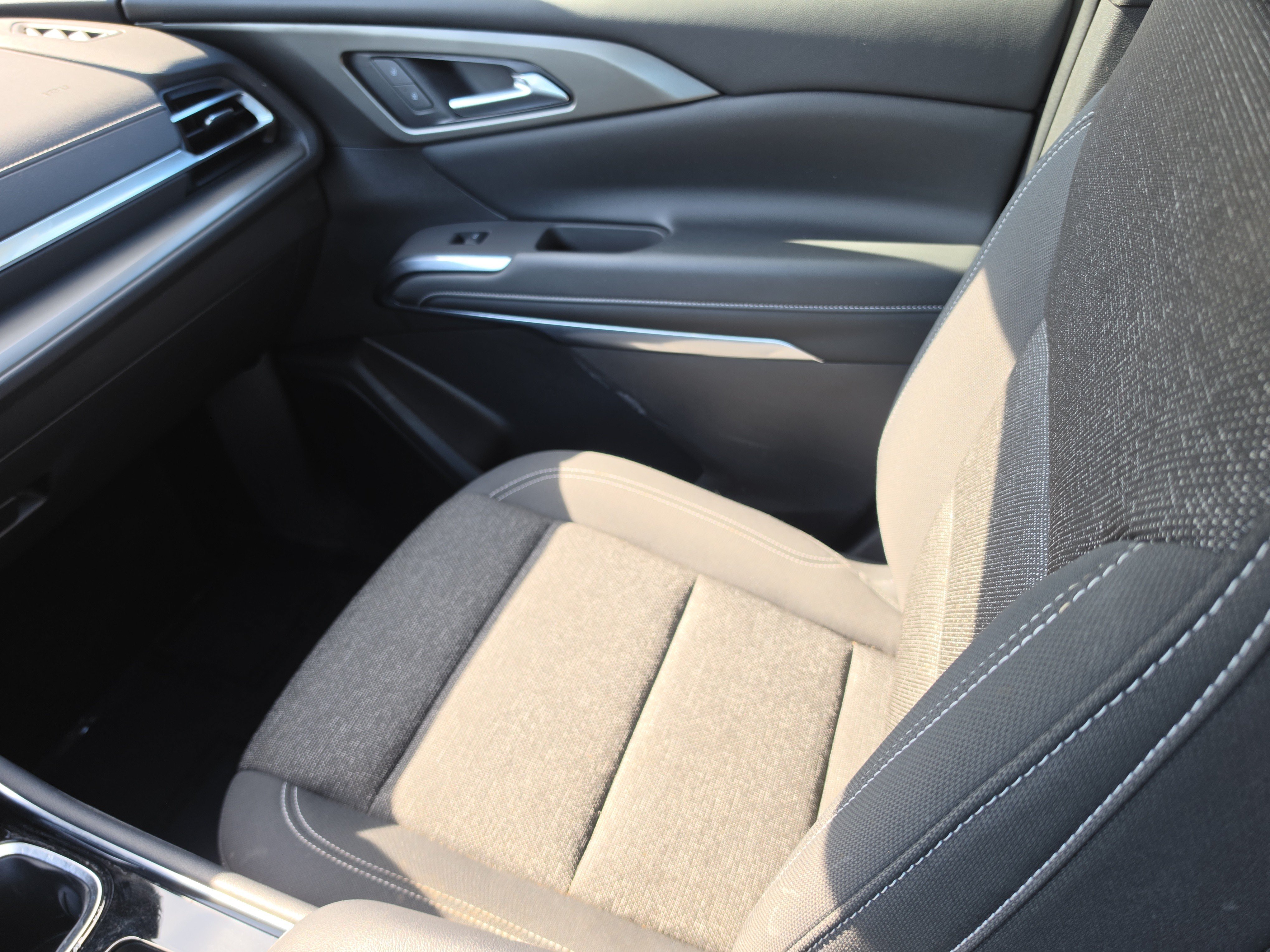 Used 2025 Chevrolet Traverse LT FWD image 16