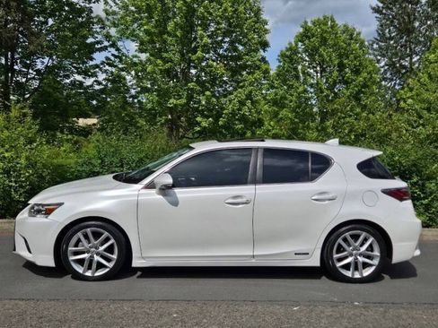 Used 2015 Lexus CT 200h w/ Navigation Package FWD image 11