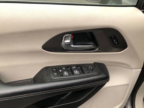 Used 2022 Chrysler Pacifica Touring-L image 14