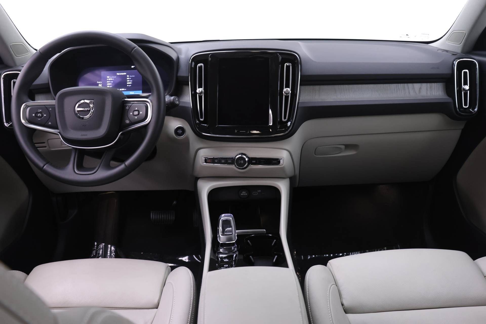 Certified 2024 Volvo XC40 B5 Ultimate w/ Protection Package Premier AWD/4WD image 8