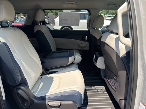 New 2026 Kia Carnival EX image 19