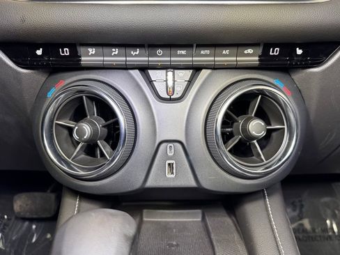 Used 2025 Chevrolet Blazer LT w/ Sound & Technology Package FWD image 31