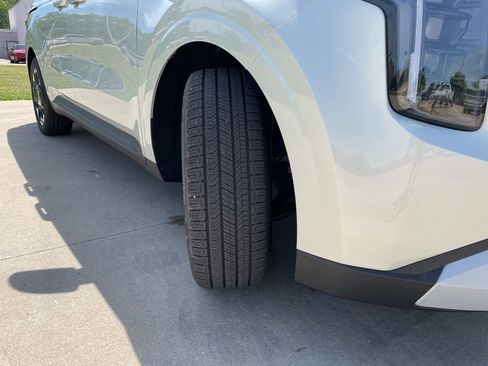 New 2026 Kia Carnival EX FWD image 17