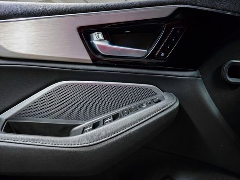 Used 2025 Acura MDX SH-AWD image 16