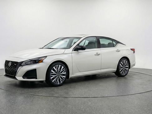 Used 2025 Nissan Altima 2.5 SV image 3