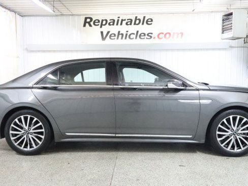 Used 2017 Lincoln Continental Select image 4