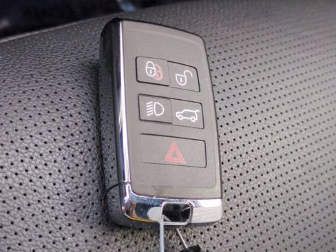 Used 2025 Land Rover Discovery Sport Dynamic SE image 30