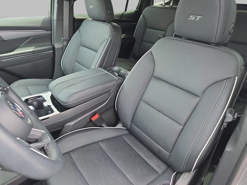 Used 2025 Buick Enclave Sport Touring w/ Power Package FWD image 17