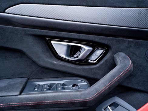 Used 2024 Lamborghini Urus Performante AWD/4WD image 33