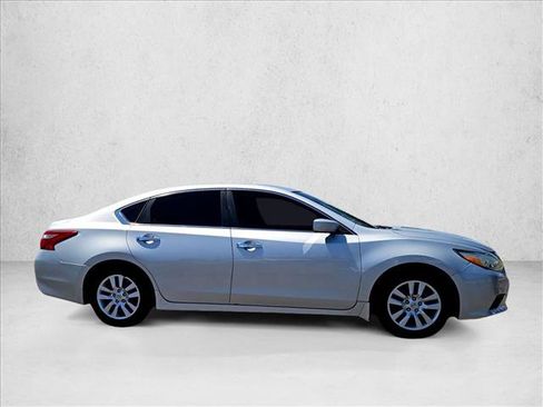 Used 2016 Nissan Altima 2.5 S w/ Power Driver Seat Package FWD image 9