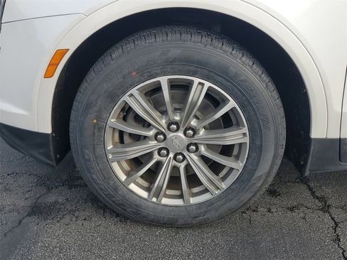 Used 2018 Cadillac XT5 Luxury w/ Driver Awareness Package image 9