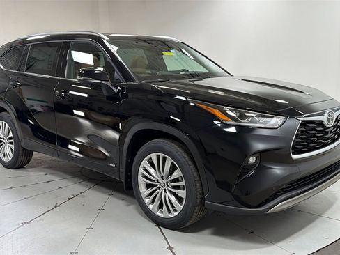 New 2026 Toyota Highlander Platinum image 3