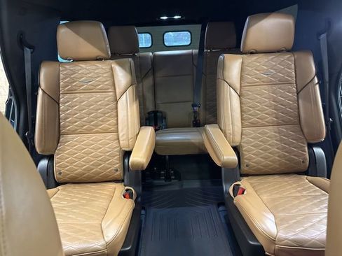 Used 2023 Cadillac Escalade Premium Luxury AWD/4WD image 28