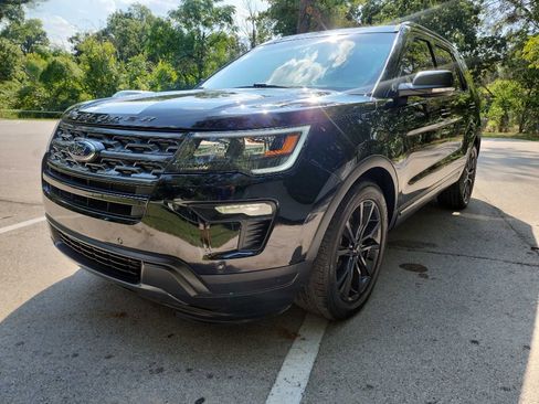 Used 2018 Ford Explorer XLT w/ Equipment Group 202A image 3