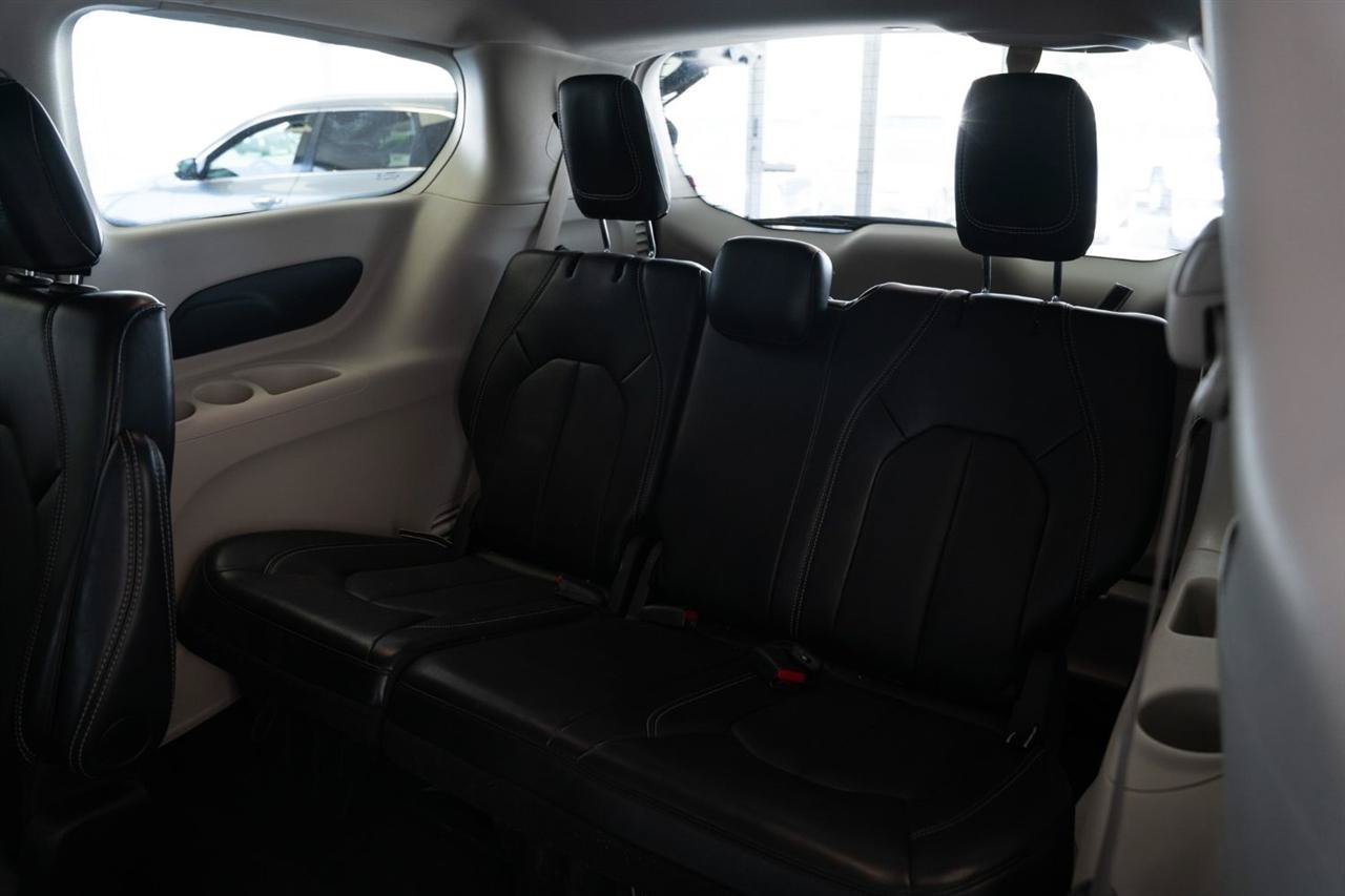 Used 2024 Chrysler Pacifica Touring-L FWD image 11
