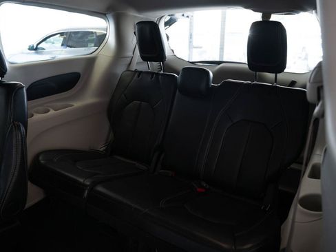 Used 2024 Chrysler Pacifica Touring-L FWD image 11