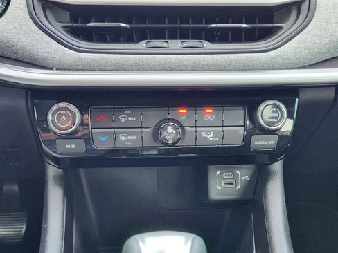 New 2025 Jeep Compass Latitude image 18