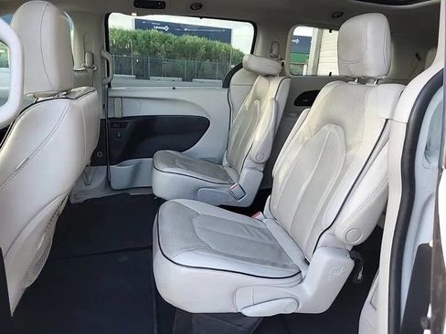 Used 2021 Chrysler Pacifica Limited w/ Premium & Safety Sphere Group image 9