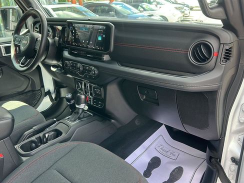Used 2024 Jeep Gladiator Rubicon w/ Technology Group AWD/4WD image 10