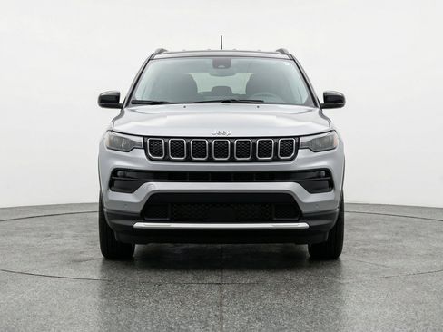 Used 2025 Jeep Compass Limited AWD/4WD image 2
