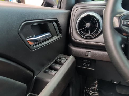 Used 2023 Chevrolet Colorado LT w/ LT Convenience Package III AWD/4WD image 21