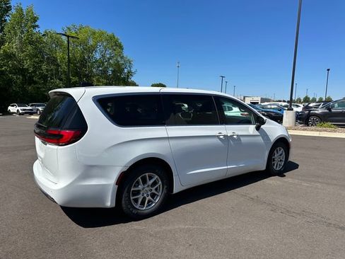 Used 2023 Chrysler Pacifica Touring-L FWD image 5