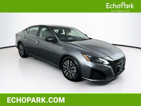 Used 2025 Nissan Altima 2.5 SV FWD image 1