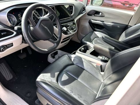 Used 2023 Chrysler Pacifica Touring-L image 5