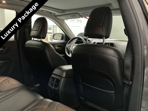 Used 2019 Jeep Cherokee Limited w/ Luxury Group image 13