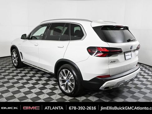 Used 2025 BMW X5 xDrive50e image 3