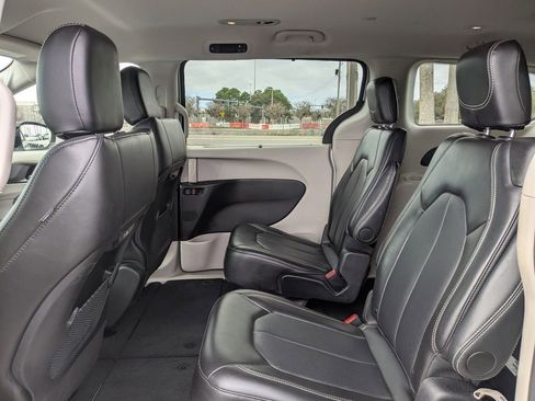 Used 2024 Chrysler Pacifica Touring-L image 15