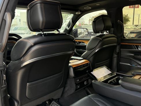 Used 2023 Jeep Grand Wagoneer Series III AWD/4WD image 13