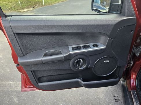 Used 2008 Jeep Commander Sport image 12