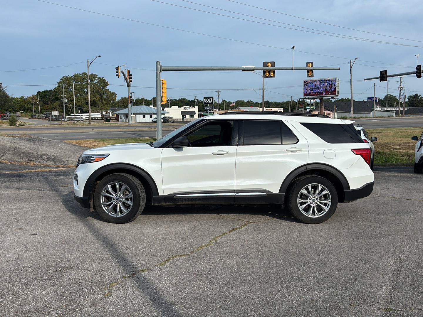 Used 2021 Ford Explorer XLT w/ Equipment Group 202A AWD/4WD image 3