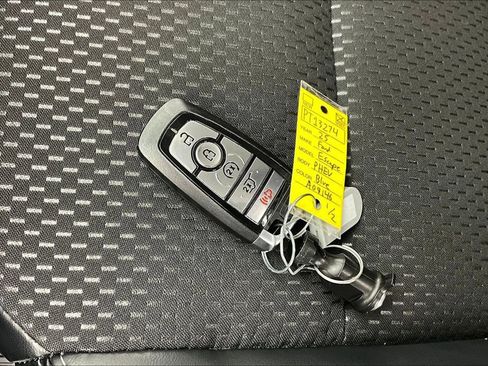 Used 2025 Ford Escape SE image 11