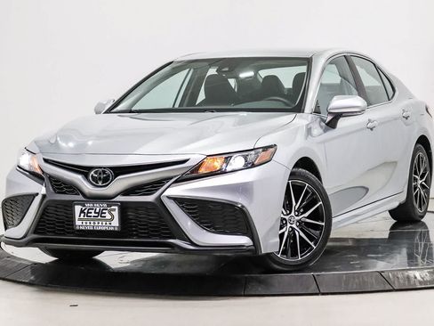 Used 2022 Toyota Camry SE w/ Carpet Mat Package (TMS) FWD image 1