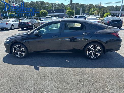 Used 2023 Hyundai Elantra SEL w/ Convenience Package FWD image 9