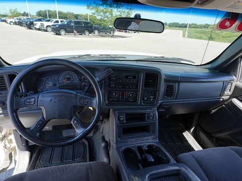 Used 2006 Chevrolet Silverado 2500 W/T w/ Heavy-Duty Power Package AWD/4WD image 15