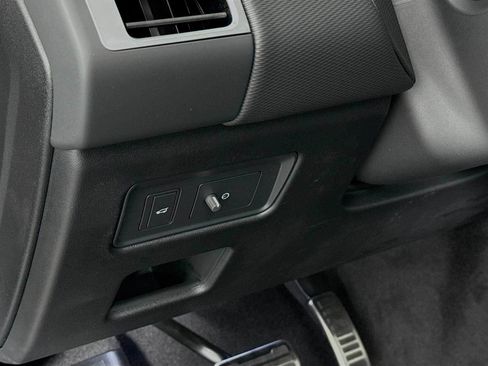 New 2025 Land Rover Discovery Dynamic SE image 10