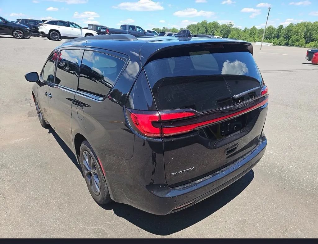 Used 2025 Chrysler Pacifica Select w/ Fav Edition Package FWD image 4