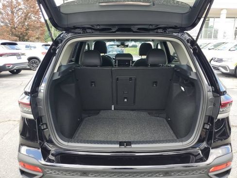 Certified 2025 Volkswagen Taos SE FWD image 12