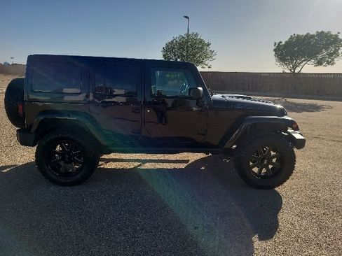 Used 2017 Jeep Wrangler Unlimited Sahara AWD/4WD image 5