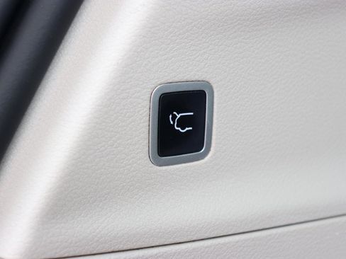 Used 2023 Chrysler Pacifica Touring-L image 63