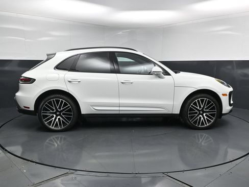 Certified 2025 Porsche Macan AWD/4WD image 11