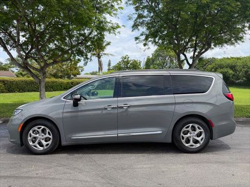 Used 2023 Chrysler Pacifica Limited FWD image 4